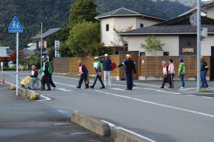 避難誘導班に見守られ、救出救護班員の助けで避難所に向かう要援護者の方々