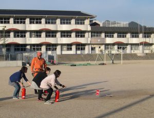 先生方の初期消火活動 